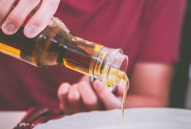 MCT Oil pouring